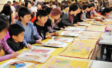 隆回滩头年画非遗工坊盛大开馆，游客亲身体验《老鼠娶亲》年画制作乐趣